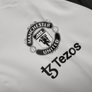 Manchester United 2026, Cortaviento Man United oficial, Chaqueta United 25/26, Ropa oficial Manchester United, Windbreaker fútbol hombre, Regalo fútbol hombre Manchester, Chaqueta blanca Premier League, Cortaviento con capucha, Manchester United lifestyle kit, Comprar cortaviento barato, Tienda Hincha Futbolero.