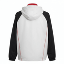 Manchester United 2026, Cortaviento Man United oficial, Chaqueta United 25/26, Ropa oficial Manchester United, Windbreaker fútbol hombre, Regalo fútbol hombre Manchester, Chaqueta blanca Premier League, Cortaviento con capucha, Manchester United lifestyle kit, Comprar cortaviento barato, Tienda Hincha Futbolero.