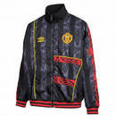 Manchester United retro, Cortaviento Man United oficial, Chaqueta United negra, Ropa vintage Manchester United, Windbreaker fútbol hombre, Regalo fútbol hombre Manchester, Chaqueta negra retro, Cortaviento Umbro style, Manchester United lifestyle kit, Comprar cortaviento barato, Tienda Hincha Futbolero.