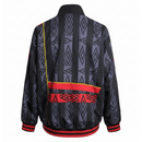 Manchester United retro, Cortaviento Man United oficial, Chaqueta United negra, Ropa vintage Manchester United, Windbreaker fútbol hombre, Regalo fútbol hombre Manchester, Chaqueta negra retro, Cortaviento Umbro style, Manchester United lifestyle kit, Comprar cortaviento barato, Tienda Hincha Futbolero.