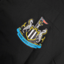 Newcastle 2026, Cortaviento Newcastle oficial, Chaqueta Newcastle 25/26, Ropa oficial Newcastle United, Windbreaker fútbol hombre, Regalo fútbol hombre Newcastle, Chaqueta negra Premier League, Cortaviento con capucha, Newcastle lifestyle kit, Comprar cortaviento barato, Tienda Hincha Futbolero.