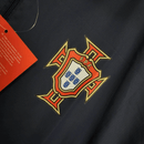 Portugal 2026, Cortaviento Portugal oficial, Chaqueta Portugal 25/26, Ropa oficial Portugal, Windbreaker fútbol hombre, Regalo fútbol hombre Portugal, Chaqueta azul marino Portugal, Cortaviento con capucha, Portugal lifestyle kit, Comprar cortaviento barato, Tienda Hincha Futbolero.