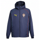 Portugal 2026, Cortaviento Portugal oficial, Chaqueta Portugal 25/26, Ropa oficial Portugal, Windbreaker fútbol hombre, Regalo fútbol hombre Portugal, Chaqueta azul marino Portugal, Cortaviento con capucha, Portugal lifestyle kit, Comprar cortaviento barato, Tienda Hincha Futbolero.