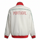 Portugal retro, Cortaviento Portugal oficial, Chaqueta Portugal blanca, Ropa vintage Portugal, Windbreaker fútbol hombre, Regalo fútbol hombre Portugal, Chaqueta blanca retro, Cortaviento sin capucha, Portugal lifestyle kit, Comprar cortaviento barato, Tienda Hincha Futbolero.