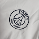 PSG 2026, Cortaviento PSG oficial, Chaqueta Paris 25/26, Ropa oficial PSG, Windbreaker fútbol hombre, Regalo fútbol hombre PSG, Chaqueta blanca PSG, Cortaviento sin capucha, PSG lifestyle kit, Comprar cortaviento barato, Tienda Hincha Futbolero.