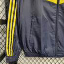 Real Madrid 2026, Cortaviento Real Madrid oficial, Chaqueta Madrid 25/26, Ropa oficial Real Madrid, Windbreaker fútbol hombre, Regalo fútbol hombre Madrid, Chaqueta negra Real Madrid, Cortaviento sin capucha, Real Madrid lifestyle kit, Comprar cortaviento barato, Tienda Hincha Futbolero.