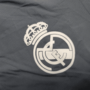 Real Madrid 2026, Cortaviento Real Madrid oficial, Chaqueta Madrid 25/26, Ropa oficial Real Madrid, Windbreaker fútbol hombre, Regalo fútbol hombre Madrid, Chaqueta gris Real Madrid, Cortaviento sin capucha, Real Madrid lifestyle kit, Comprar cortaviento barato, Tienda Hincha Futbolero.