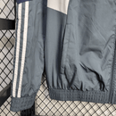 Real Madrid 2026, Cortaviento Real Madrid oficial, Chaqueta Madrid 25/26, Ropa oficial Real Madrid, Windbreaker fútbol hombre, Regalo fútbol hombre Madrid, Chaqueta gris Real Madrid, Cortaviento sin capucha, Real Madrid lifestyle kit, Comprar cortaviento barato, Tienda Hincha Futbolero.