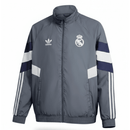 Real Madrid 2026, Cortaviento Real Madrid oficial, Chaqueta Madrid 25/26, Ropa oficial Real Madrid, Windbreaker fútbol hombre, Regalo fútbol hombre Madrid, Chaqueta gris Real Madrid, Cortaviento sin capucha, Real Madrid lifestyle kit, Comprar cortaviento barato, Tienda Hincha Futbolero.