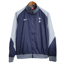 Tottenham 2026, Cortaviento Tottenham oficial, Chaqueta Spurs 25/26, Ropa oficial Tottenham Hotspur, Windbreaker fútbol hombre, Regalo fútbol hombre Tottenham, Chaqueta azul marino Premier League, Cortaviento sin capucha, Tottenham lifestyle kit, Comprar cortaviento barato.