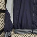 Tottenham 2026, Cortaviento Tottenham oficial, Chaqueta Spurs 25/26, Ropa oficial Tottenham Hotspur, Windbreaker fútbol hombre, Regalo fútbol hombre Tottenham, Chaqueta azul marino Premier League, Cortaviento sin capucha, Tottenham lifestyle kit, Comprar cortaviento barato.