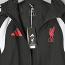 Chaqueta Cortavientos Liverpool 26/27 Hombre Negra - TIENDA HINCHA FUTBOLERO