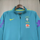 Sudadera hombre selección Brasil temporada 2022 azul claro entrenamiento calidad 1.1 premium oficial joga bonito. Brasil 2022, Sudadera Brasil azul claro, Ropa Brasil barata, Entrenamiento Brasil 2022, Calidad 1.1 Brasil, World Cup Gear, Tienda Hincha Futbolero, Brazil Light Blue Training.