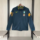 Sudadera hombre selección Brasil temporada 2022 azul marino entrenamiento calidad 1.1 premium oficial joga bonito cbf. Brasil 2022, Sudadera Brasil azul marino, Ropa Brasil barata, Entrenamiento Brasil 2022, Calidad 1.1 Brasil, World Cup Gear, Tienda Hincha Futbolero, Brazil Navy Training.