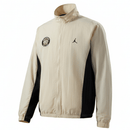 Jordan 2026, Chaqueta Jordan beige, Casaca Jordan oficial, Ropa Jordan premium, Moda urbana hombre, Calidad 1.1 Jordan, Nueva colección Jordan, Regalo hombre Jordan, Tienda Hincha Futbolero, Jordan Jumpman.