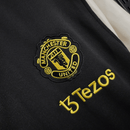 Manchester United 2026, Chaqueta algodón Man United, Ropa oficial Manchester United, Chaqueta casual fútbol hombre, Regalo fútbol hombre Manchester, Manchester United lifestyle, Algodón premium United, Abrigo Man United 25/26, Comprar chaqueta barata, Tienda Hincha Futbolero.