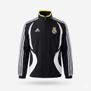 Chaqueta oficial del Real Madrid temporada 2006 2007 retro color negro sin capucha para hombre de Tienda Hincha Futbolero, diseño histórico de la Liga de las Remontadas, Chaqueta Real Madrid retro, Real Madrid 06/07, Ropa Real Madrid vintage, Comprar chaqueta Madrid negra, Madridistas, Santiago Bernabéu, Fútbol español años 2000, Chaquetas fútbol retro, Retro Real Madrid 2007, Historia Real Madrid, Colección Madrid, La Liga.