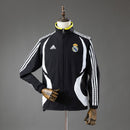 Chaqueta oficial del Real Madrid temporada 2006 2007 retro color negro sin capucha para hombre de Tienda Hincha Futbolero, diseño histórico de la Liga de las Remontadas, Chaqueta Real Madrid retro, Real Madrid 06/07, Ropa Real Madrid vintage, Comprar chaqueta Madrid negra, Madridistas, Santiago Bernabéu, Fútbol español años 2000, Chaquetas fútbol retro, Retro Real Madrid 2007, Historia Real Madrid, Colección Madrid, La Liga.