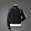 Chaqueta oficial del Real Madrid temporada 2006 2007 retro color negro sin capucha para hombre de Tienda Hincha Futbolero, diseño histórico de la Liga de las Remontadas, Chaqueta Real Madrid retro, Real Madrid 06/07, Ropa Real Madrid vintage, Comprar chaqueta Madrid negra, Madridistas, Santiago Bernabéu, Fútbol español años 2000, Chaquetas fútbol retro, Retro Real Madrid 2007, Historia Real Madrid, Colección Madrid, La Liga.