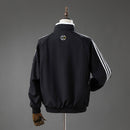 Chaqueta oficial de entrenamiento del Real Madrid temporada 2006 2007 retro color negro y oro sin capucha para hombre de Tienda Hincha Futbolero, Chaqueta Real Madrid retro, Real Madrid 06/07, Real Madrid negra y oro, Ropa Real Madrid vintage, Comprar chaqueta Madrid entrenamiento, Madridistas, Santiago Bernabéu, Chaquetas fútbol retro, Historia Real Madrid, Colección Madrid, La Liga.