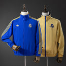 Chaqueta oficial reversible del Real Madrid temporada 2025 2026 color azul y beige para hombre de Tienda Hincha Futbolero, Chaqueta Real Madrid, Real Madrid 2025/26, Chaqueta reversible Madrid, Ropa oficial Real Madrid, Comprar chaqueta Real Madrid hombre, Calidad premium merengue, Santiago Bernabéu moda, Real Madrid 2026, Ropa deportiva exclusiva.
