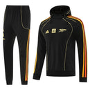 Arsenal 2026, Chándal Arsenal negro, Ropa oficial Arsenal FC, Conjunto Arsenal 25/26, Tracksuit Gunners oficial, Regalo fútbol Arsenal, Chándal negro Premier League, Equipación Emirates Stadium 2026, Arsenal lifestyle kit, Comprar chándal Arsenal barato.