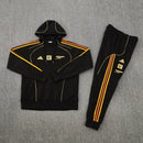 Arsenal 2026, Chándal Arsenal negro, Ropa oficial Arsenal FC, Conjunto Arsenal 25/26, Tracksuit Gunners oficial, Regalo fútbol Arsenal, Chándal negro Premier League, Equipación Emirates Stadium 2026, Arsenal lifestyle kit, Comprar chándal Arsenal barato.