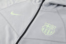 Chándal hombre FC Barcelona chaqueta y pantalón gris detalles verde limón temporada 2025 2026 calidad 1.1 oficial, Barcelona 2025 chándal, Conjunto Barcelona 25/26 gris, Chándal Barça verde limón, Ropa deportiva Barcelona, Calidad 1.1 Culé, Tienda Hincha Futbolero, Entrenamiento fútbol La Liga, Kit entrenamiento gris, Regalo fútbol hombre Barcelona, Chándal Barça 2026.