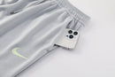 Chándal hombre FC Barcelona chaqueta y pantalón gris detalles verde limón temporada 2025 2026 calidad 1.1 oficial, Barcelona 2025 chándal, Conjunto Barcelona 25/26 gris, Chándal Barça verde limón, Ropa deportiva Barcelona, Calidad 1.1 Culé, Tienda Hincha Futbolero, Entrenamiento fútbol La Liga, Kit entrenamiento gris, Regalo fútbol hombre Barcelona, Chándal Barça 2026.