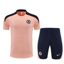 Conjunto hombre entrenamiento Chelsea FC temporada 2025 2026 camiseta salmón y pantalón negro escudo bordado calidad 1.1 oficial, Chelsea 2025, Conjunto Chelsea entrenamiento, Chelsea 25/26 salmón, Ropa Chelsea barata, Camiseta salmón Chelsea, Calidad 1.1 Chelsea, Entrenamiento Premier League, Tienda Hincha Futbolero, The Blues London, Bloke Core Chelsea.