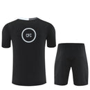 Conjunto hombre entrenamiento Chelsea FC temporada 2025 2026 negro total camiseta y pantalón calidad 1.1 premium Tienda Hincha Futbolero. Chelsea 2025, Chelsea 2026, Conjunto Chelsea negro, Entrenamiento Chelsea 25/26, Chándal Chelsea negro, Ropa Chelsea fútbol, Calidad 1.1 Chelsea, Premier League Training, Tienda Hincha Futbolero, Chelsea Black Training Set.