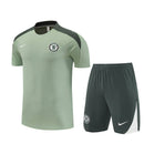 Conjunto hombre entrenamiento Chelsea FC temporada 2025 2026 camiseta y pantalón corto gris escudo bordado calidad 1.1 oficial, Chelsea 2025, Conjunto Chelsea entrenamiento, Chelsea 25/26 gris, Ropa Chelsea barata, Camiseta gris Chelsea, Calidad 1.1 Chelsea, Entrenamiento Premier League, Tienda Hincha Futbolero, The Blues, Bloke Core Chelsea.