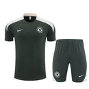 Conjunto hombre entrenamiento Chelsea FC temporada 2025 2026 camiseta y pantalón corto gris oscuro tejido técnico transpirable calidad 1.1 oficial, Chelsea 2025, Conjunto entrenamiento Chelsea, Chelsea Training Kit 25/26, Ropa Chelsea gris, Camiseta barata Chelsea, Calidad 1.1 Chelsea, Entrenamiento Premier League, Tienda Hincha Futbolero, Blues London, Bloke Core Training.