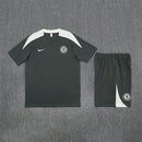 Conjunto hombre entrenamiento Chelsea FC temporada 2025 2026 camiseta y pantalón corto gris oscuro tejido técnico transpirable calidad 1.1 oficial, Chelsea 2025, Conjunto entrenamiento Chelsea, Chelsea Training Kit 25/26, Ropa Chelsea gris, Camiseta barata Chelsea, Calidad 1.1 Chelsea, Entrenamiento Premier League, Tienda Hincha Futbolero, Blues London, Bloke Core Training.