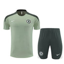 Conjunto hombre entrenamiento Chelsea FC temporada 2025 2026 camiseta y pantalón corto gris escudo bordado calidad 1.1 oficial, Chelsea 2025, Conjunto Chelsea entrenamiento, Chelsea 25/26 gris, Ropa Chelsea barata, Camiseta gris Chelsea, Calidad 1.1 Chelsea, Entrenamiento Premier League, Tienda Hincha Futbolero, The Blues, Bloke Core Chelsea.