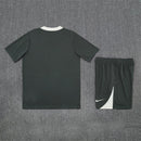 Conjunto hombre entrenamiento Chelsea FC temporada 2025 2026 camiseta y pantalón corto gris oscuro tejido técnico transpirable calidad 1.1 oficial, Chelsea 2025, Conjunto entrenamiento Chelsea, Chelsea Training Kit 25/26, Ropa Chelsea gris, Camiseta barata Chelsea, Calidad 1.1 Chelsea, Entrenamiento Premier League, Tienda Hincha Futbolero, Blues London, Bloke Core Training.