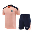 Conjunto hombre entrenamiento Chelsea FC temporada 2025 2026 camiseta salmón y pantalón negro escudo bordado calidad 1.1 oficial, Chelsea 2025, Conjunto Chelsea entrenamiento, Chelsea 25/26 salmón, Ropa Chelsea barata, Camiseta salmón Chelsea, Calidad 1.1 Chelsea, Entrenamiento Premier League, Tienda Hincha Futbolero, The Blues London, Bloke Core Chelsea.