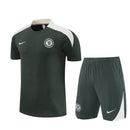 Conjunto hombre entrenamiento Chelsea FC temporada 2025 2026 camiseta y pantalón corto gris oscuro tejido técnico transpirable calidad 1.1 oficial, Chelsea 2025, Conjunto entrenamiento Chelsea, Chelsea Training Kit 25/26, Ropa Chelsea gris, Camiseta barata Chelsea, Calidad 1.1 Chelsea, Entrenamiento Premier League, Tienda Hincha Futbolero, Blues London, Bloke Core Training.