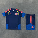 Conjunto hombre Selección Colombia temporada 2026 2027 oficial camiseta y pantalón corto azul marino fútbol técnica transpirable Cafeteros entrenamiento mundial.