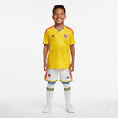 Conjunto infantil selección Colombia 2026 2027 primera equipación amarilla y pantalón blanco calidad 1.1 oficial edición Copa del Mundo, Colombia infantil 2026, Conjunto niño Colombia amarillo, Ropa selección Colombia niños 2026, Equipación Colombia junior 26/27, Calidad 1.1 infantil blanca, Tienda Hincha Futbolero, Regalo niño fútbol Colombia, Camiseta amarilla Colombia niño, Colombia Kids 2026 Home.