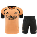 Conjunto entrenamiento Arsenal FC 26/27 camiseta naranja y pantalón negro, Arsenal, Arsenal FC, Gunners, Arsenal 26/27, Conjunto Arsenal, Entrenamiento Arsenal, Premier League, Tienda Hincha Futbolero, Fútbol, Moda Futbolera, Ropa Arsenal, Camiseta Arsenal