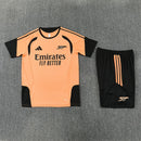 Conjunto entrenamiento Arsenal FC 26/27 camiseta naranja y pantalón negro, Arsenal, Arsenal FC, Gunners, Arsenal 26/27, Conjunto Arsenal, Entrenamiento Arsenal, Premier League, Tienda Hincha Futbolero, Fútbol, Moda Futbolera, Ropa Arsenal, Camiseta Arsenal