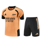 Conjunto entrenamiento Arsenal FC 26/27 camiseta naranja y pantalón negro, Arsenal, Arsenal FC, Gunners, Arsenal 26/27, Conjunto Arsenal, Entrenamiento Arsenal, Premier League, Tienda Hincha Futbolero, Fútbol, Moda Futbolera, Ropa Arsenal, Camiseta Arsenal