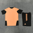 Conjunto entrenamiento Arsenal FC 26/27 camiseta naranja y pantalón negro, Arsenal, Arsenal FC, Gunners, Arsenal 26/27, Conjunto Arsenal, Entrenamiento Arsenal, Premier League, Tienda Hincha Futbolero, Fútbol, Moda Futbolera, Ropa Arsenal, Camiseta Arsenal