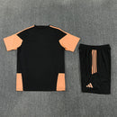 Conjunto entrenamiento Arsenal FC 26/27 negro y naranja, Arsenal, Arsenal FC, Gunners, Arsenal 26/27, Conjunto Arsenal, Entrenamiento Arsenal, Premier League, Tienda Hincha Futbolero, Fútbol, Moda Futbolera, Ropa Arsenal, Camiseta Arsenal Negro