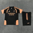 Conjunto entrenamiento Arsenal FC 26/27 negro y naranja, Arsenal, Arsenal FC, Gunners, Arsenal 26/27, Conjunto Arsenal, Entrenamiento Arsenal, Premier League, Tienda Hincha Futbolero, Fútbol, Moda Futbolera, Ropa Arsenal, Camiseta Arsenal Negro