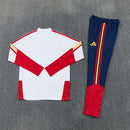 Conjunto hombre Selección España temporada 2026 2027 oficial sudadera blanca pantalón azul fútbol técnica transpirable detalles bandera roja amarilla entrenamiento.