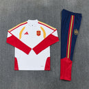 Conjunto hombre Selección España temporada 2026 2027 oficial sudadera blanca pantalón azul fútbol técnica transpirable detalles bandera roja amarilla entrenamiento.