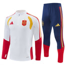 Conjunto hombre Selección España temporada 2026 2027 oficial sudadera blanca pantalón azul fútbol técnica transpirable detalles bandera roja amarilla entrenamiento.