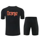 Conjunto hombre selección de Holanda entrenamiento camiseta y pantalón negro temporada 2026 2027 calidad 1.1 oficial, Holanda 2026, Conjunto Holanda negro, Equipación Holanda barata, Calidad 1.1 KNVB, Tienda Hincha Futbolero, La Naranja Mecánica, Bloke Core 2026, Camiseta negra Holanda, Ropa entrenamiento fútbol, Regalo fútbol mundial 2026.